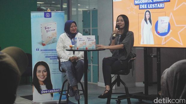 Dee Lestari saat menyambangi kantor detikcom pada Kamis (14/11/2024).