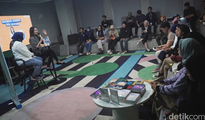 Dee Lestari saat menyambangi kantor detikcom pada Kamis (14/11/2024).