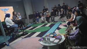 Dimulai dengan live streaming 30 menit di program detikSore, Dee Lestari pun spesial banget tanya-jawab bareng anak detik dalam acara detikcom bookclub.