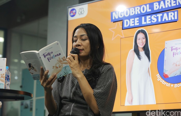Dee Lestari saat menyambangi kantor detikcom pada Kamis (14/11/2024). Dee Lestari saat menyambangi kantor detikcom pada Kamis (14/11/2024).