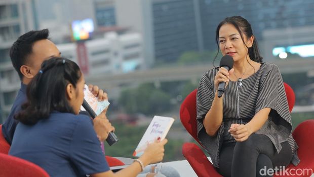 Dee Lestari saat menyambangi kantor detikcom pada Kamis (14/11/2024).