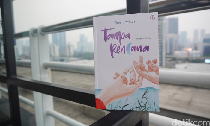 Dee Lestari saat menyambangi kantor detikcom pada Kamis (14/11/2024).