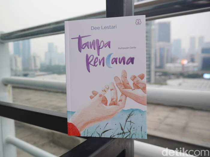 Dee Lestari saat menyambangi kantor detikcom pada Kamis (14/11/2024).