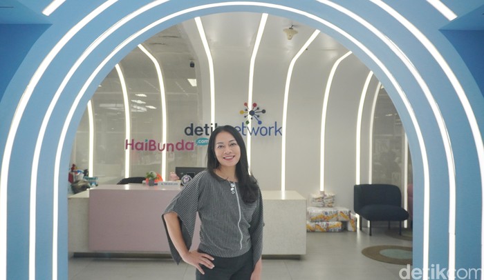 Dee Lestari saat menyambangi kantor detikcom pada Kamis (14/11/2024).