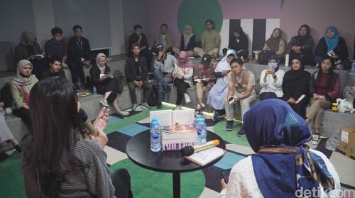 Dee Lestari saat menyambangi kantor detikcom pada Kamis (14/11/2024).