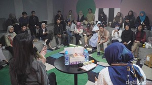 Komunitas pencinta buku yang diisi oleh anak-anak detik dari berbagai divisi itu juga membocorkan mengenai Kaizen Writing dan proses kreatif di balik seorang Dee Lestari.