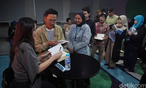Dee Lestari saat menyambangi kantor detikcom pada Kamis (14/11/2024).