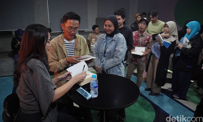 Dee Lestari saat menyambangi kantor detikcom pada Kamis (14/11/2024).