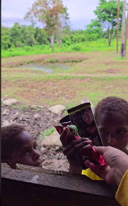 Demi Wafer Cokelat, Bocah Papua Ini Barter dengan Seekor Udang