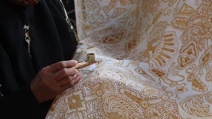 Perajin batik tulis di Wukirsari, Imogiri, Bantul.