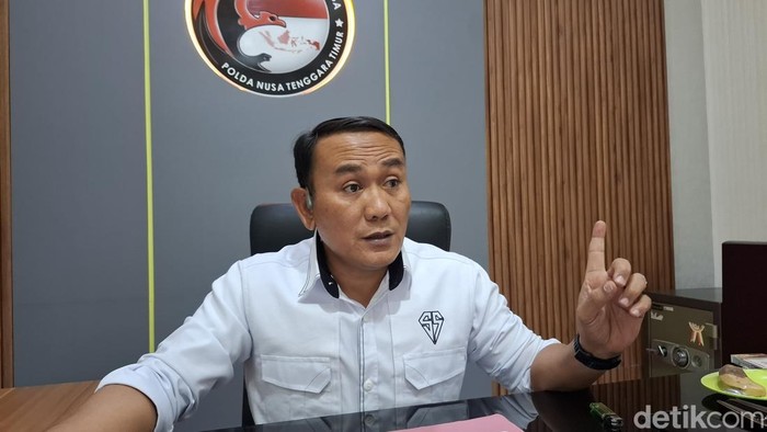 Dirresnarkoba Polda NTT Kombes Dony Eka Putra saat diwawancarai detikBali di kantornya, Jumat (15/11/2024) sore. (Yufengki Bria/detikBali).
