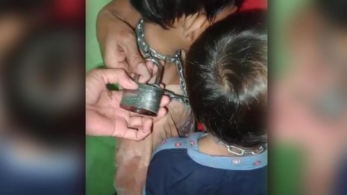 Dua anak di Majalengka dirantai ayah di bagian leher karena diduga mengambil uang