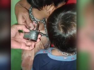 Leher Dua Bocah Kakak Beradik di Jabar Dirantai Ayahnya gegara Kerap Mencuri
