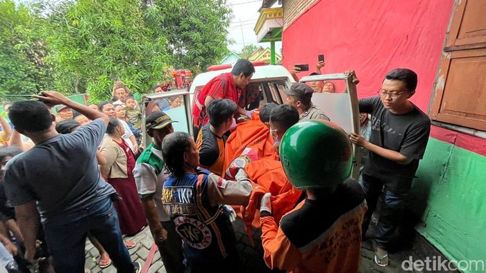 Evakuasi korban setelah ditemukan tewas terbakar di rumahnya Mojokerto