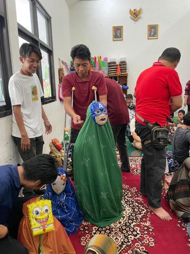 Foto saat memperingati Hari Ayah di TK Hang Tuah 11 Surabaya, Jawa Timur. Foto saat memperingati Hari Ayah di TK Hang Tuah 11 Surabaya, Jawa Timur. Mendadak viral karena guru mengadakan acara yang unik.