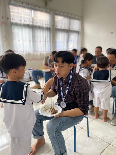 Foto saat memperingati Hari Ayah di TK Hang Tuah 11 Surabaya, Jawa Timur. Foto saat memperingati Hari Ayah di TK Hang Tuah 11 Surabaya, Jawa Timur. Mendadak viral karena guru mengadakan acara yang unik.