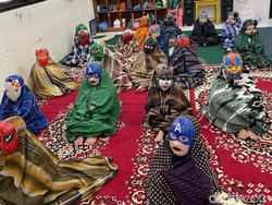 Viral Peringatan Hari Ayah Unik di Surabaya, Ayah Dites Cari Anak Pakai Topeng