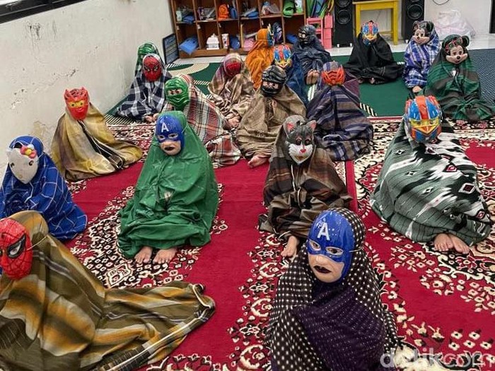 Foto saat memperingati Hari Ayah di TK Hang Tuah 11 Surabaya, Jawa Timur. Mendadak viral karena guru mengadakan acara yang unik.