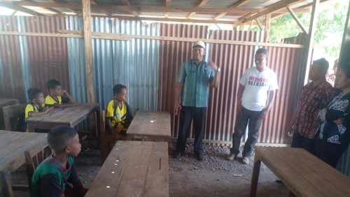 Siswa kelas 4-5 di SDI Tesbatan, Kecamatan Amarasi, Kabupaten Kupang, NTT belajar di gedung darurat beralas tanah. (Dok. Dinas P&K Kabupaten Kupang).