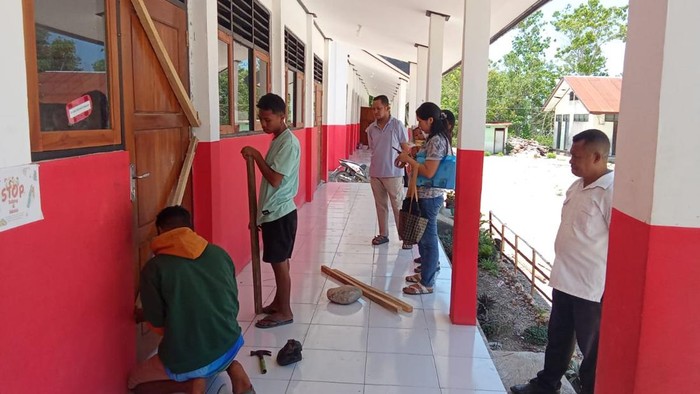 Gedung SD Inpres Tesbatan di Kecamatan Amarasi, Kabupaten Kupang, NTT, disegel oleh kontraktor. (Foto: Istimewa)