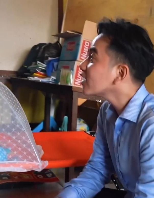 Gibran Rakambuming Raka saat mengejuk bayi baru lahir di pengungsian Gunung Lewotobi Laki-laki (dok. Instagram Gibran)
