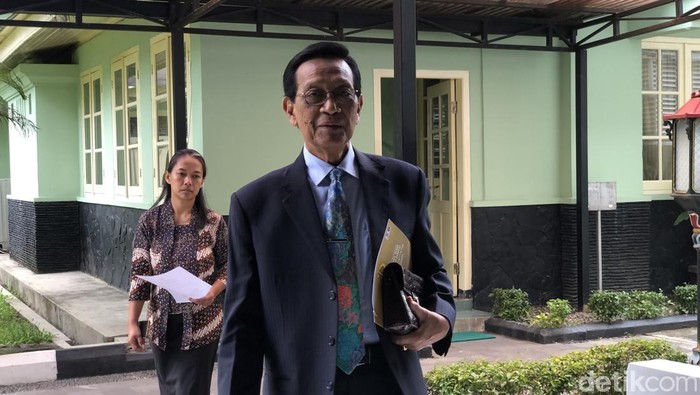 Gubernur DIY Sri Sultan Hamengku Buwono di Kompleks Kepatihan, Jumat (15/11/2024).