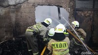 Tampak petugas berjuang memadamkan api.  