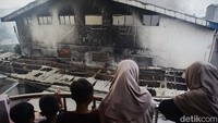 Petugas memadamkan api yang membakar gudang wallpaper di Muara Baru, Jakarta Utara, Jumat (15/11/2024).  