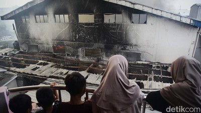 Gudang Wallpaper di Muara Baru Jakarta Utara Terbakar