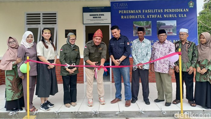 Gunting pita peresmian gedung RA/TK Nurul Ula di Desa Burai Kecamatan Tanjung Batu Ogan Ilir.