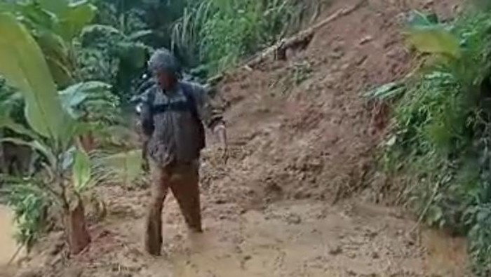 Guru di Lebak terjang jalan yang tertutup longsor.