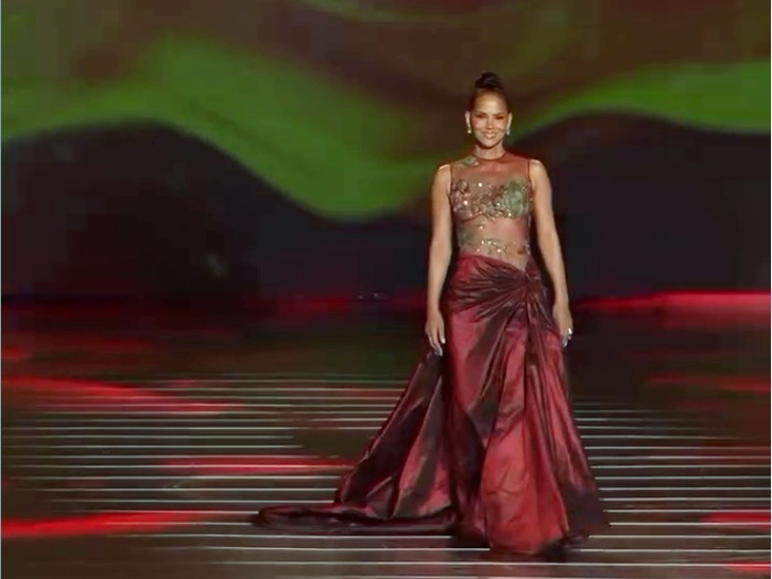 Actor Halle Berry presents a creation from the collection of Lebanese fashion designer Elie Saab during the The 1001 Season of ELIE SAAB fashion show celebrating the fashion designer Saabs 45-year fashion career, as part of Riyadh Season in Riyadh, Saudi Arabia, November 13, 2024. REUTERS/Hamad I Mohammed