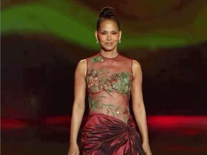 Halle Berry di Fashion Show Elie Saab Halle Berry di Fashion Show Elie Saab