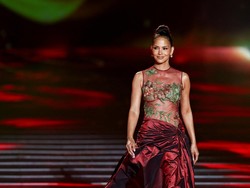 Pesona Halle Berry Pakai Gaun dari 22 Tahun Lalu di Show Elie Saab, Riyadh