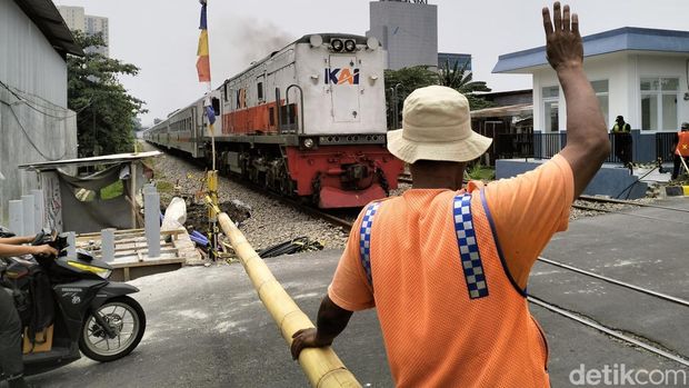 Herman, penjaga perlintasan KA di Bandung