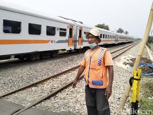 Kesetiaan Herman Jaga Perlintasan KA hingga Antar Anak Sarjana