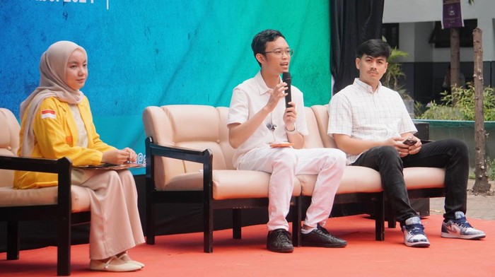 Ilham Ari Fauzi menjadi pembicara di acara Man Fast STIEM Bongaya Makassar.