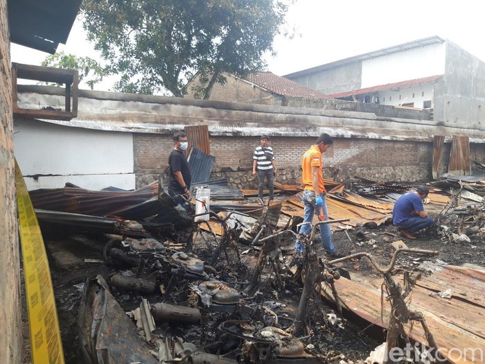 Inafis Polres Boyolali melakukan olah TKP kebakaran tempat parkir sepeda motor di Logerit, Butuh, Mojosongo, Boyolali, Jumat (15/11/2024).