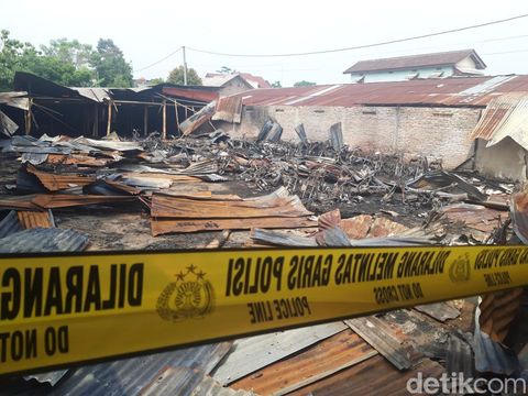 Inafis Polres Boyolali melakukan olah TKP kebakaran tempat parkir sepeda motor di Logerit, Butuh, Mojosongo, Boyolali, Jumat (15/11/2024).