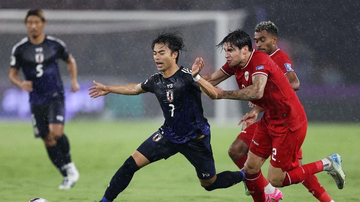 JAKARTA, INDONESIA - NOVEMBER 15: Kaoru Mitoma of Japan competes for the ball against Kevin Diks of Indonesia in the first half during the FIFA World Cup Asian 3rd Qualifier Group C match at Gelora Bung Karno Stadium on November 15, 2024 in Jakarta, Indonesia.  (Photo by Robertus Pudyanto/Getty Images)