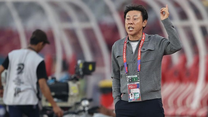  Head coach Shin Tae-Yong of Indonesia gives instructions prior to the FIFA World Cup Asian 3rd Qualifier Group C match against Japan at Gelora Bung Karno Stadium on November 15, 2024 in Jakarta, Indonesia. (Photo by Robertus Pudyanto/Getty Images)