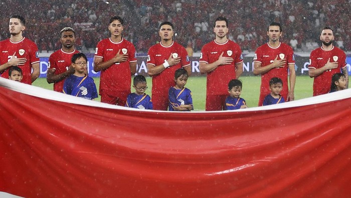 JAKARTA, INDONESIA - NOVEMBER 15: Indonesia players stand for the national anthem prior to the FIFA World Cup Asian 3rd Qualifier Group C match against Japan at Gelora Bung Karno Stadium on November 15, 2024 in Jakarta, Indonesia.  (Photo by Robertus Pudyanto/Getty Images)