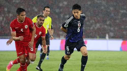 Soccer Football - World Cup - Asian Qualifiers - Third Round - Group C - Indonesia v Japan - Gelora Bung Karno Main Stadium, Jakarta, Indonesia - November 15, 2024  Japans Wataru Endo in action with Indonesias Yakob Sayuri and Indonesias Rizky Ridho REUTERS/Ajeng Dinar Ulfiana