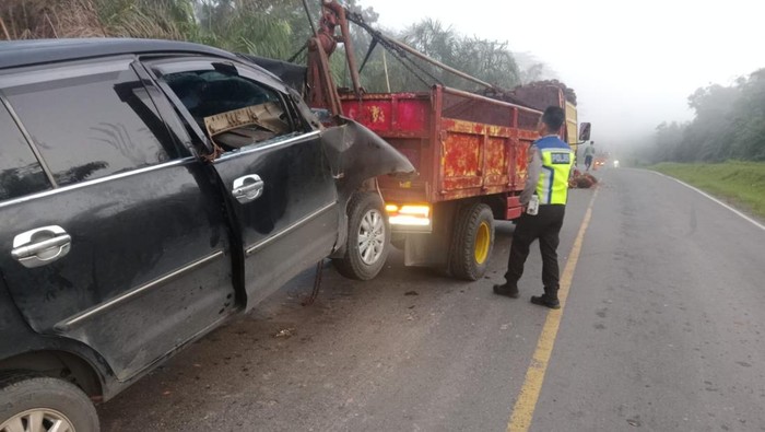 Innova tabrak sopir truk yang sedang ganti ban pecah di Muba.