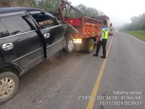 Sopir Truk di Muba Tewas Ditabrak Innova Saat Ganti Ban Pecah