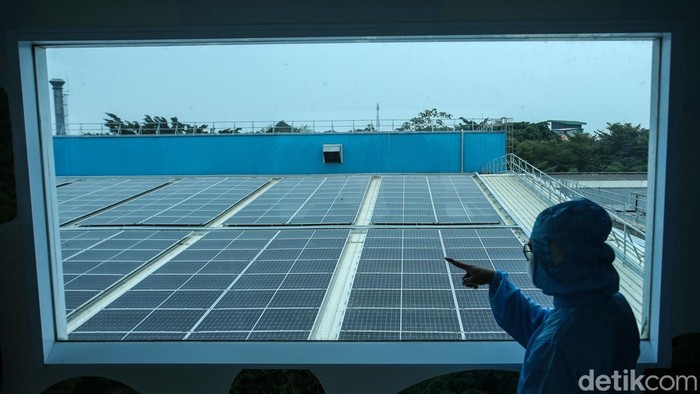 Intip PLTS Terbesar di Atap Industri Farmasi di Cimanggis Depok Pekerja memantau operasional Pembangkit Listrik Tenaga Surya (PLTS) di PT Bayer Indonesia, Cimanggis, Depok, Jawa Barat, Kamis (14/11/2024).