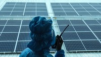 Atap industri farmasi seluas 1,66 hektar ini dilengkapi dengan sistem pembangkit listrik yang memanfaatkan energi cahaya matahari mampu menekan emisi karbon sebesar 2.073 metrik ton per tahun.  