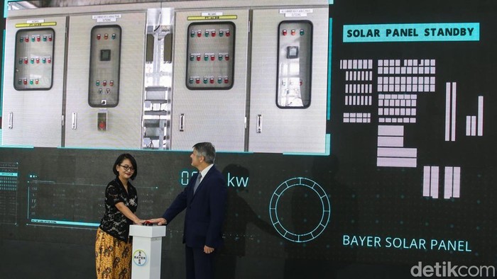 Pekerja memantau operasional Pembangkit Listrik Tenaga Surya (PLTS) di PT Bayer Indonesia, Cimanggis, Depok, Jawa Barat, Kamis (14/11/2024).