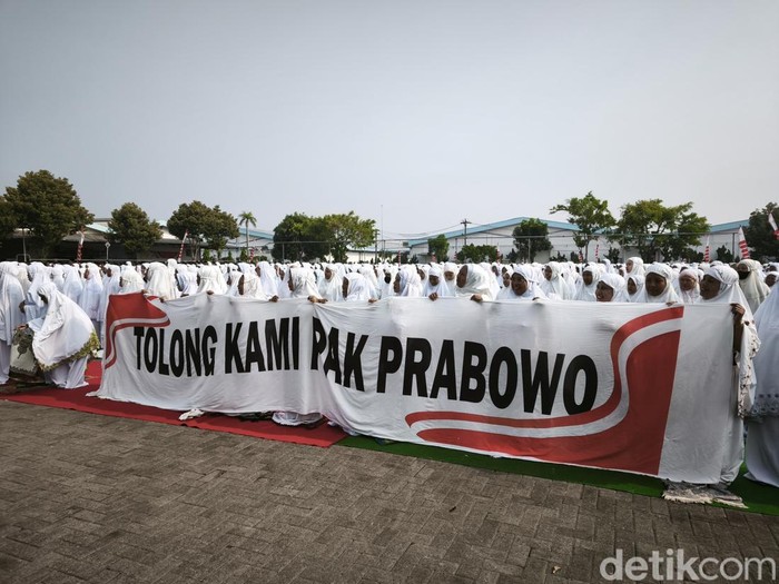 Istigasah Akbar di PT Sritex, Kelurahan Sukoharjo, Kabupaten Sukoharjo, Jumat (15/11/2024).