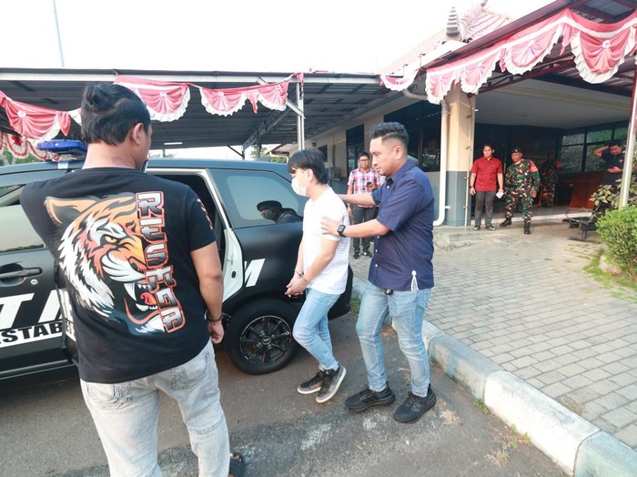 Ivan Sugiamto,  saat ditangkap polisi di Bandara Juanda